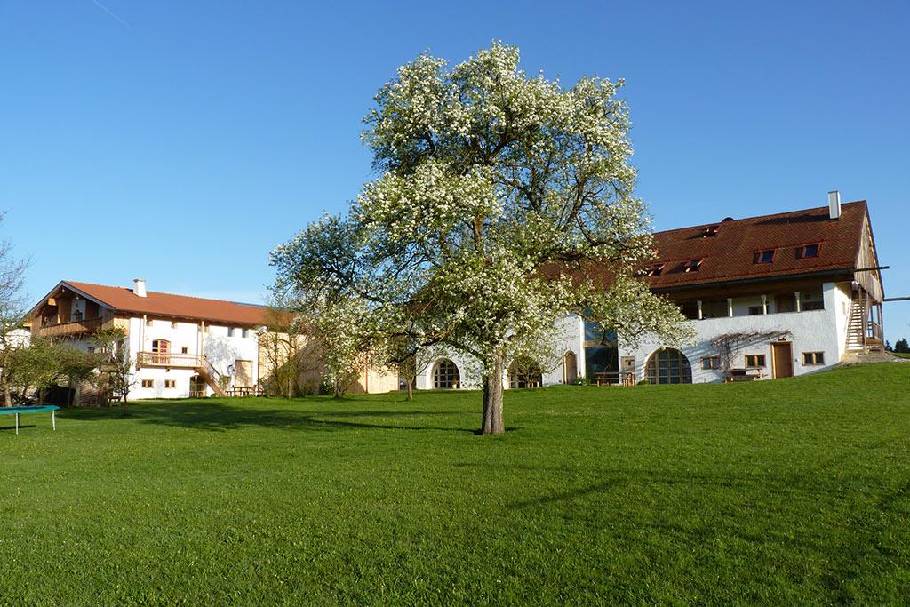 1-hagerhof-chiemsee-hofansicht-sommer