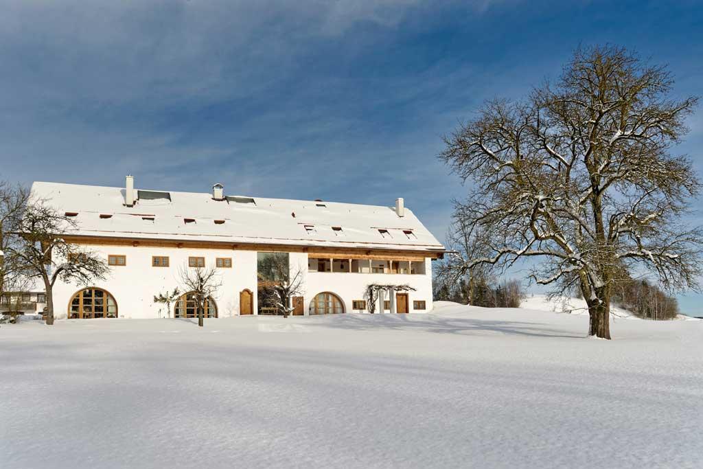 5-hagerhof-chiemsee-hausansicht-winter